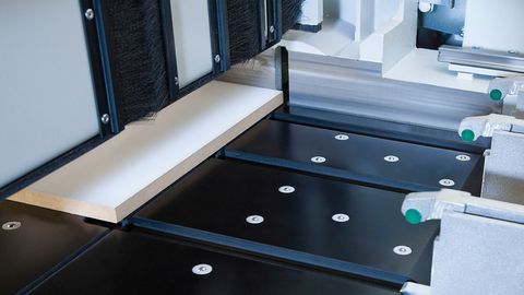 Residual cutting device in the pressure beam - The collets move into the recessed pressure bar. Residual cutting device in the pressure beam - The collets move into the recessed pressure bar.