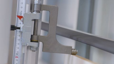 The strip stop ensures repeatable cutting to the width of the workpieces. The strip stop ensures repeatable cutting to the width of the workpieces.