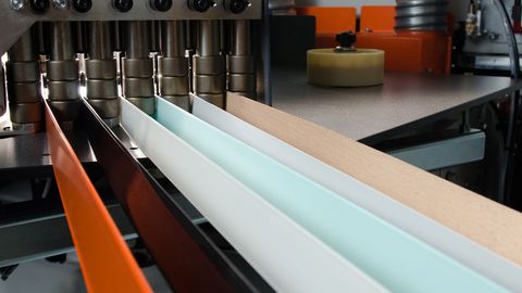 Simple handling – high flexibility with 6-fold edging feed Simple handling – high flexibility with 6-fold edging feed
